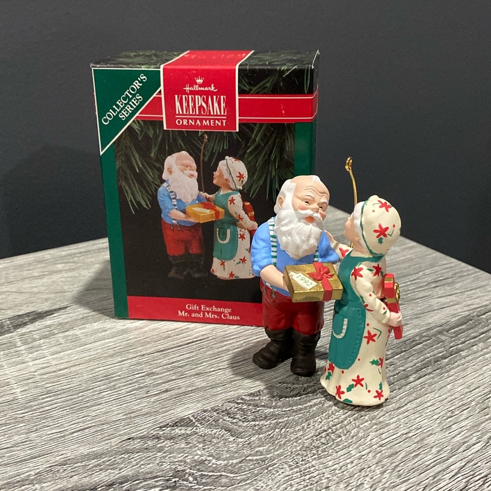 Hallmark | Mr. and Mrs. Claus: Gift Exchange (1992) - Vintage Keepsake Ornament